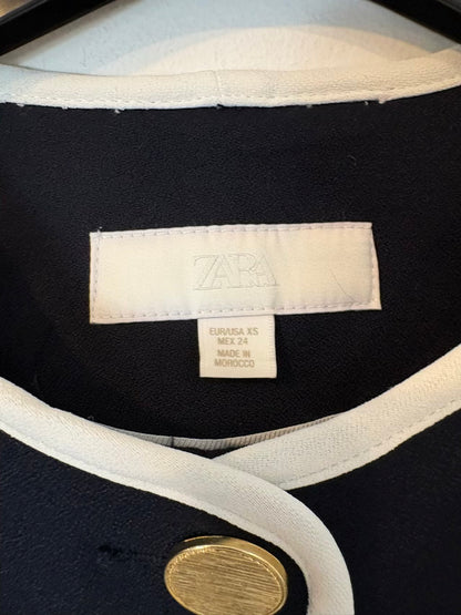 ZARA. Blazer azul marino y blanco