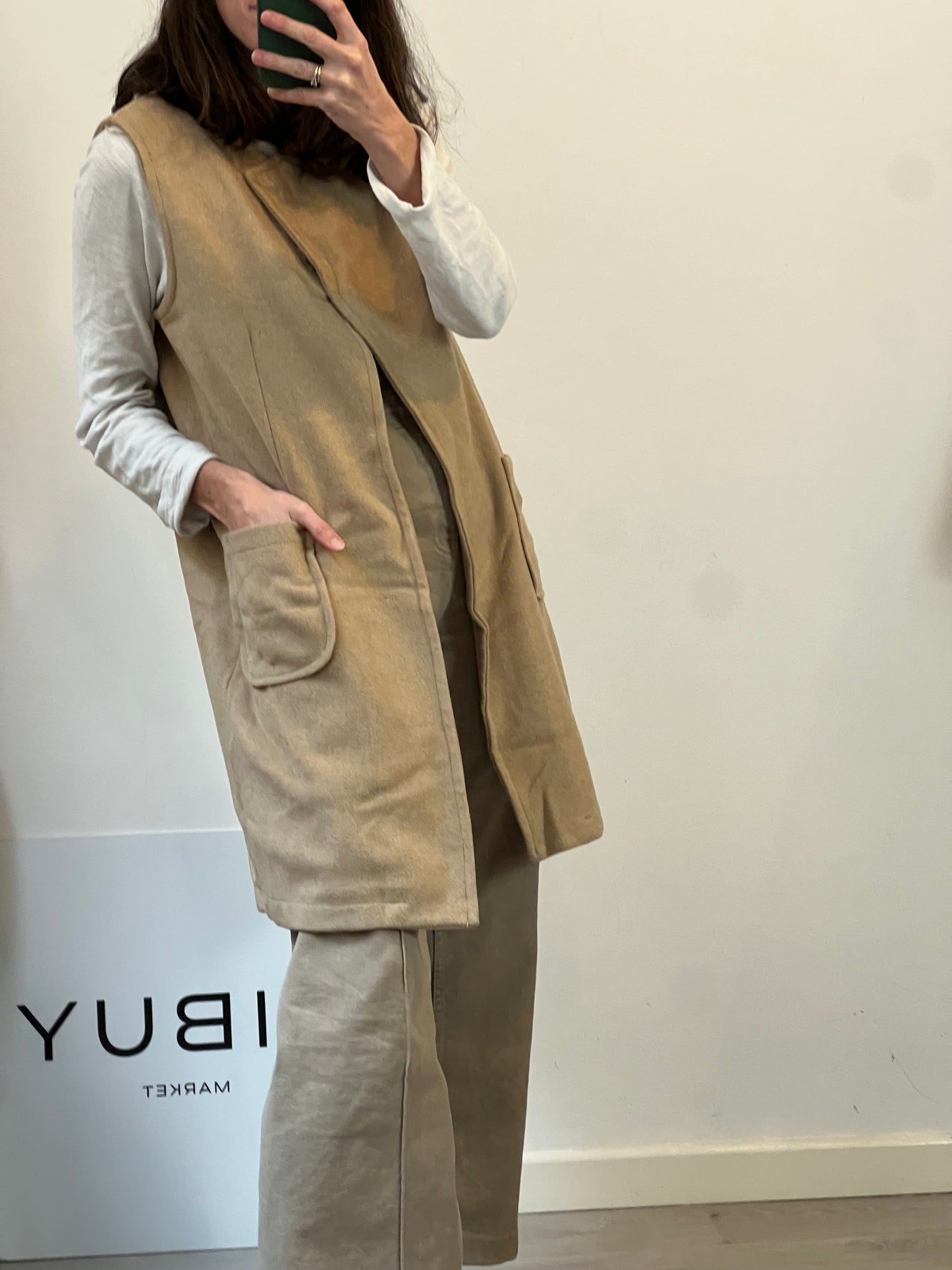 LA FÉE MARABOUTE. Chaleco camel bolsillos