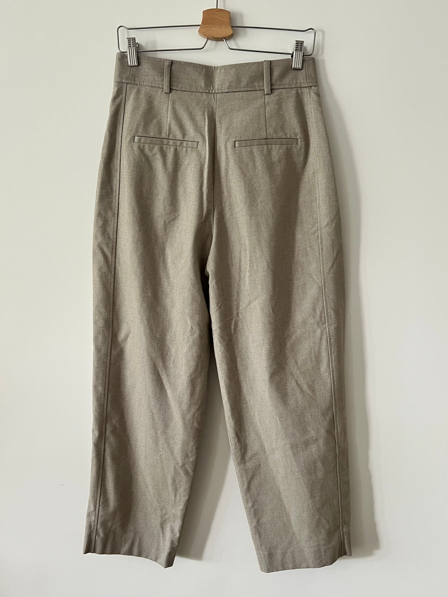 ZARA. Pantalón beige pinzas