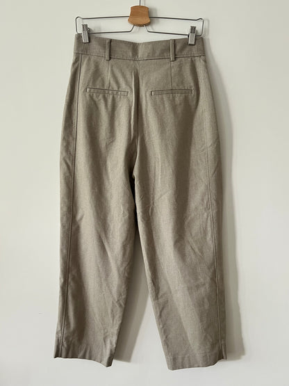 ZARA. Pantalón beige pinzas