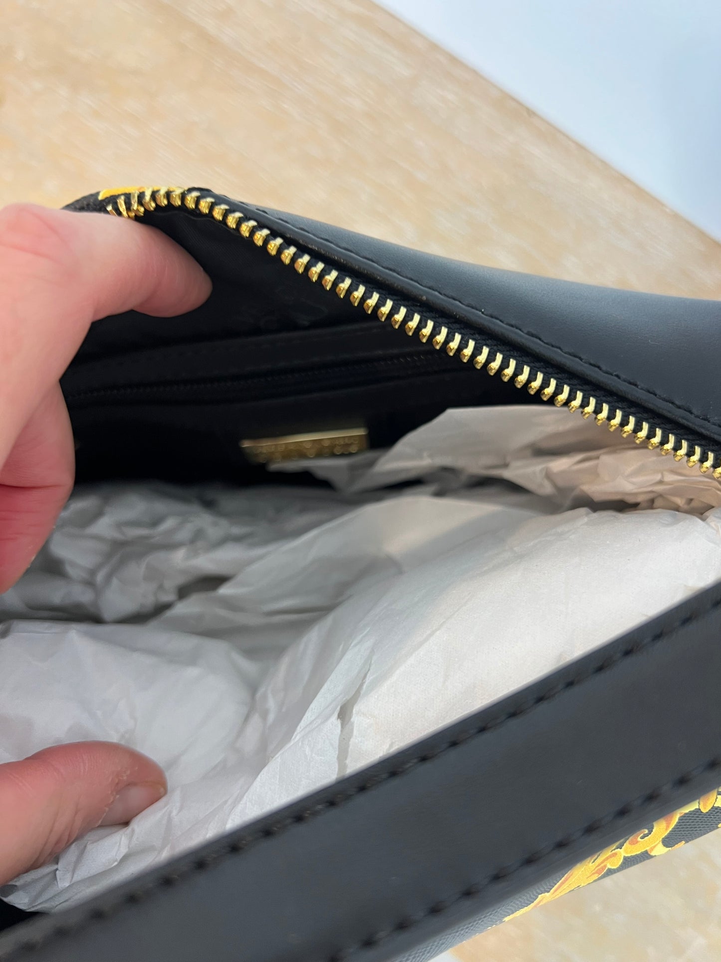 VERSACE JEANS COUTURE. Bolso negro detalle logo