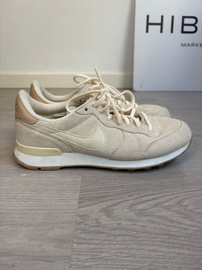NIKE. Zapatillas beige piel