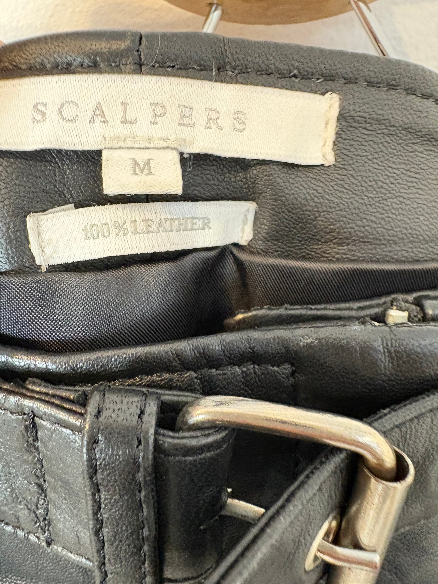 SCALPERS. Falda corta piel