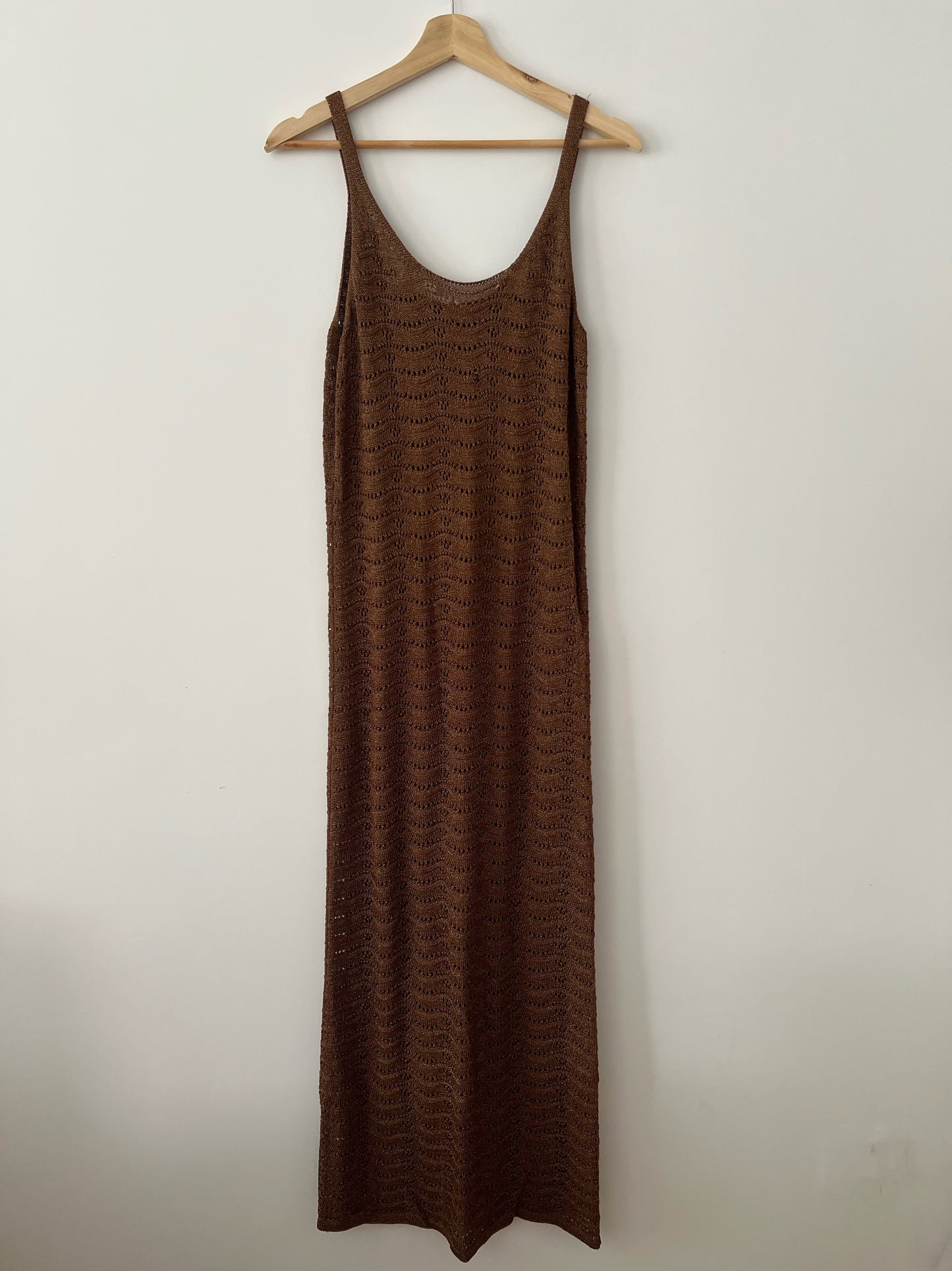 Vestido ocre troquelado