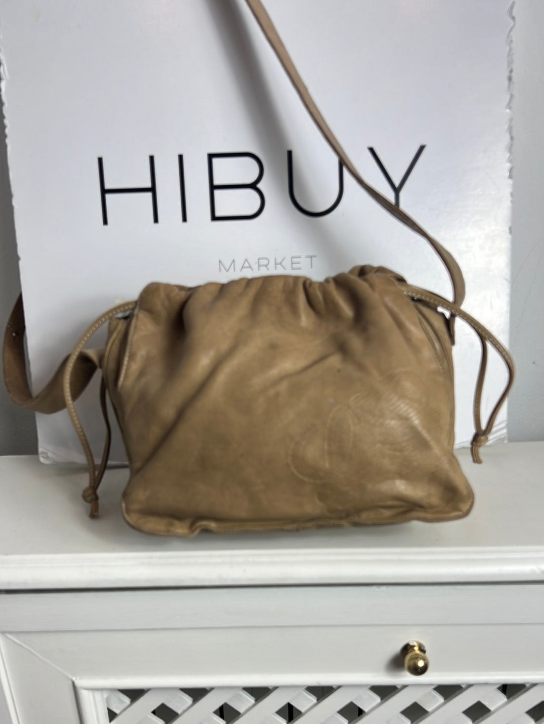 OTRAS. Bolso beige piel logo