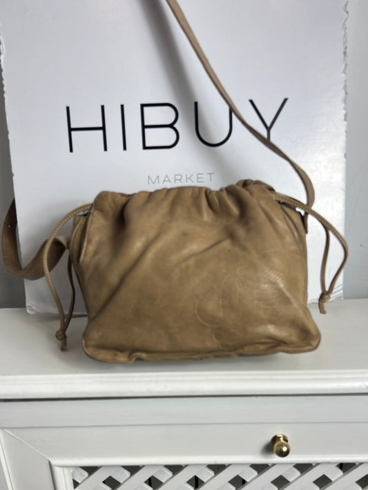 OTRAS. Bolso beige piel logo