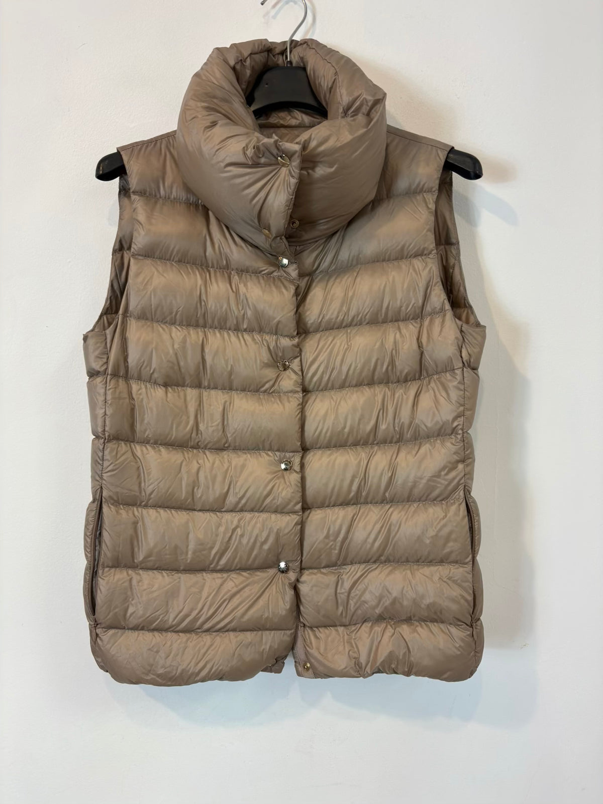 MONCLER. Chaleco ligero beige oscuro