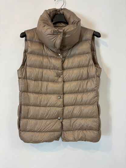 MONCLER. Chaleco ligero beige oscuro