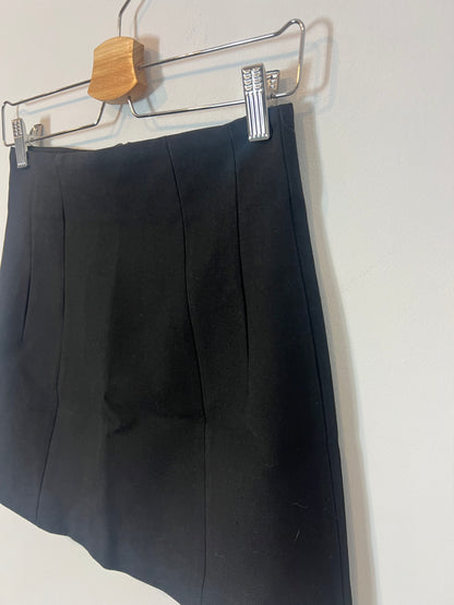 ZARA. Falda negra pinzas. T XS
