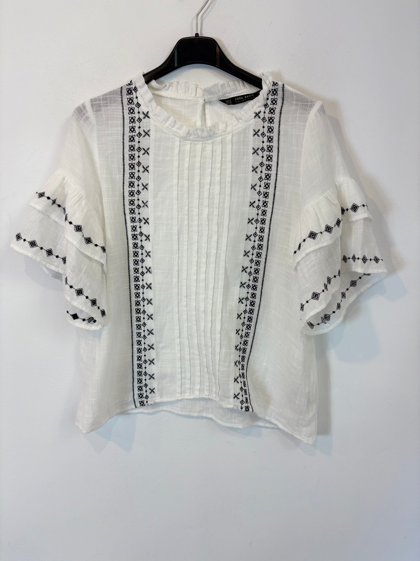 ZARA. Top blanco bordados azules. T M