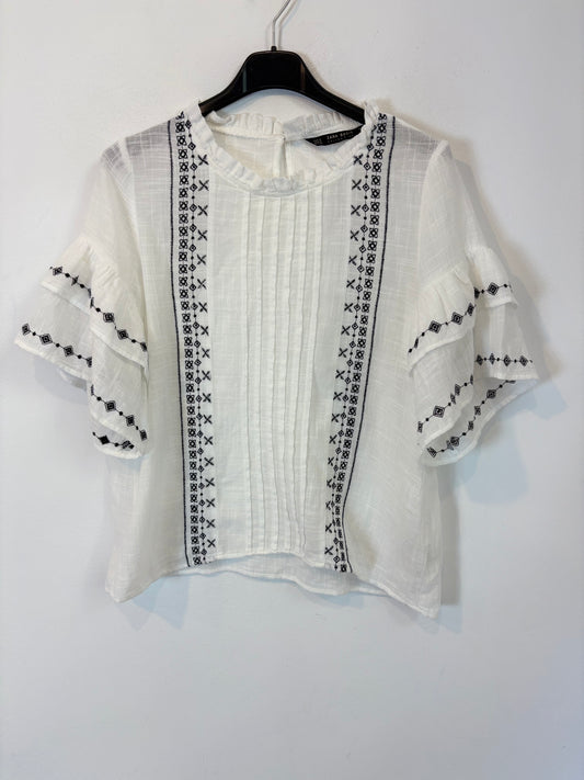 ZARA. Top blanco bordados azules. T M