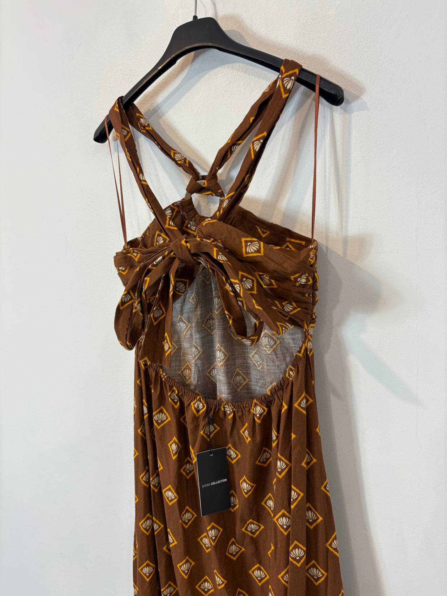 SFERA. Vestido largo estampado detalle espalda