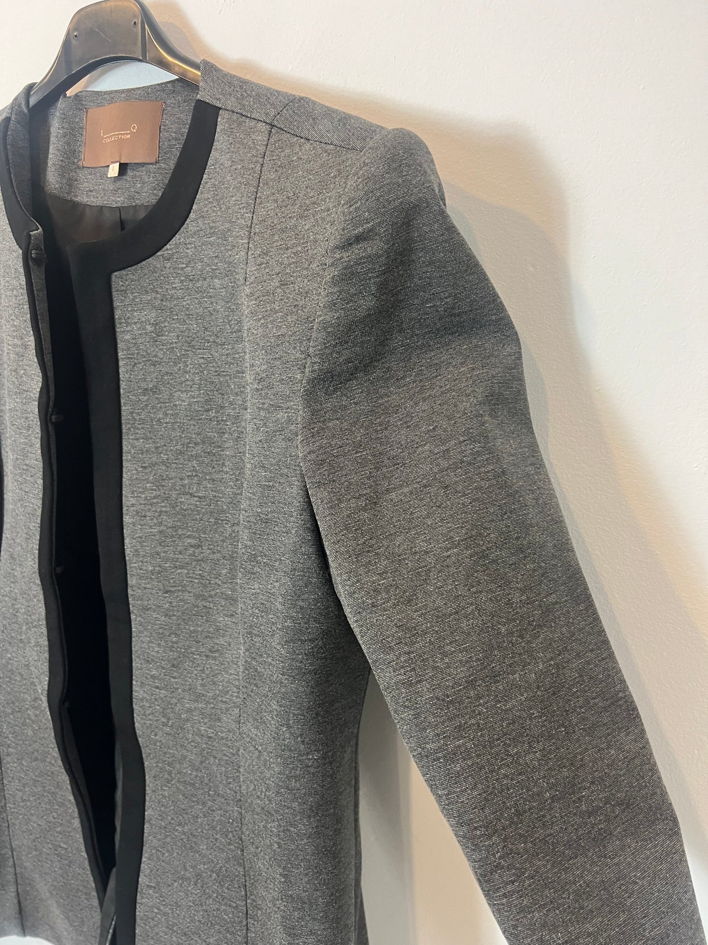 IQ COLLECTION. Chaqueta gris detalles negros T.l