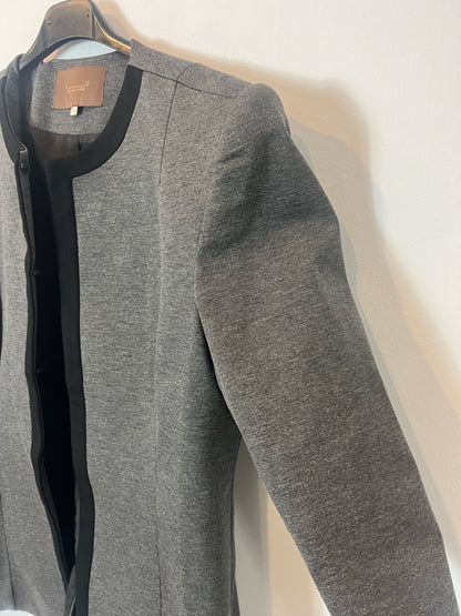 IQ COLLECTION. Chaqueta gris detalles negros T.l