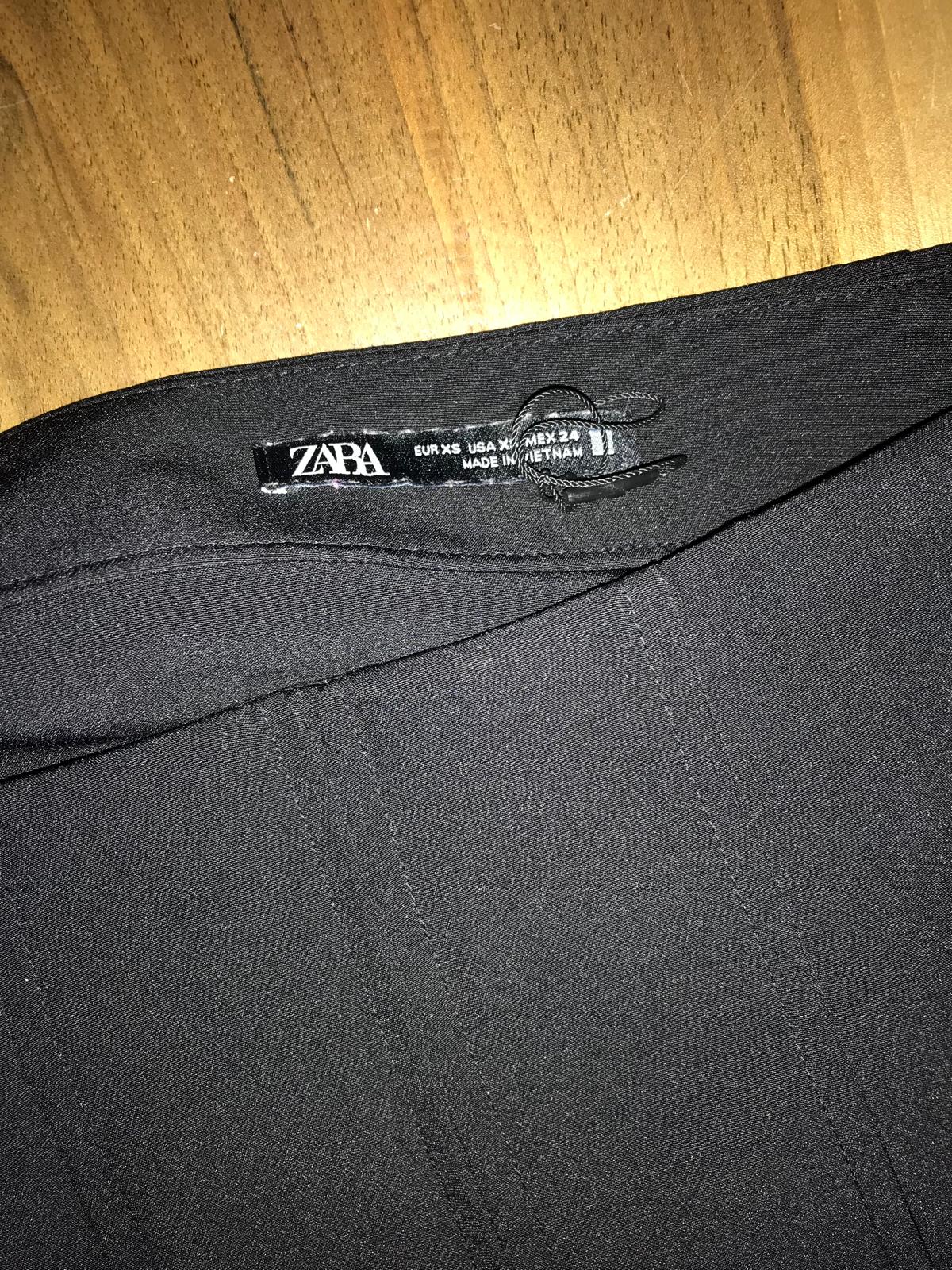 ZARA. Falda negra tablas
