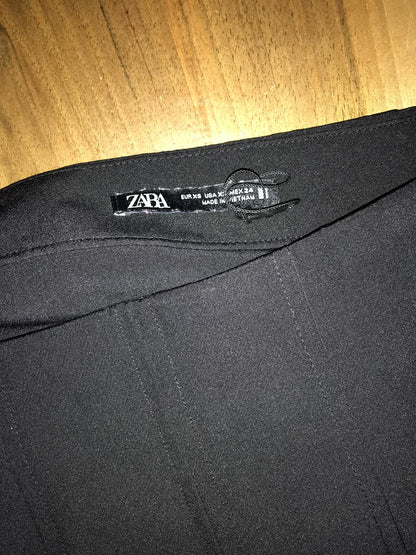 ZARA. Falda negra tablas