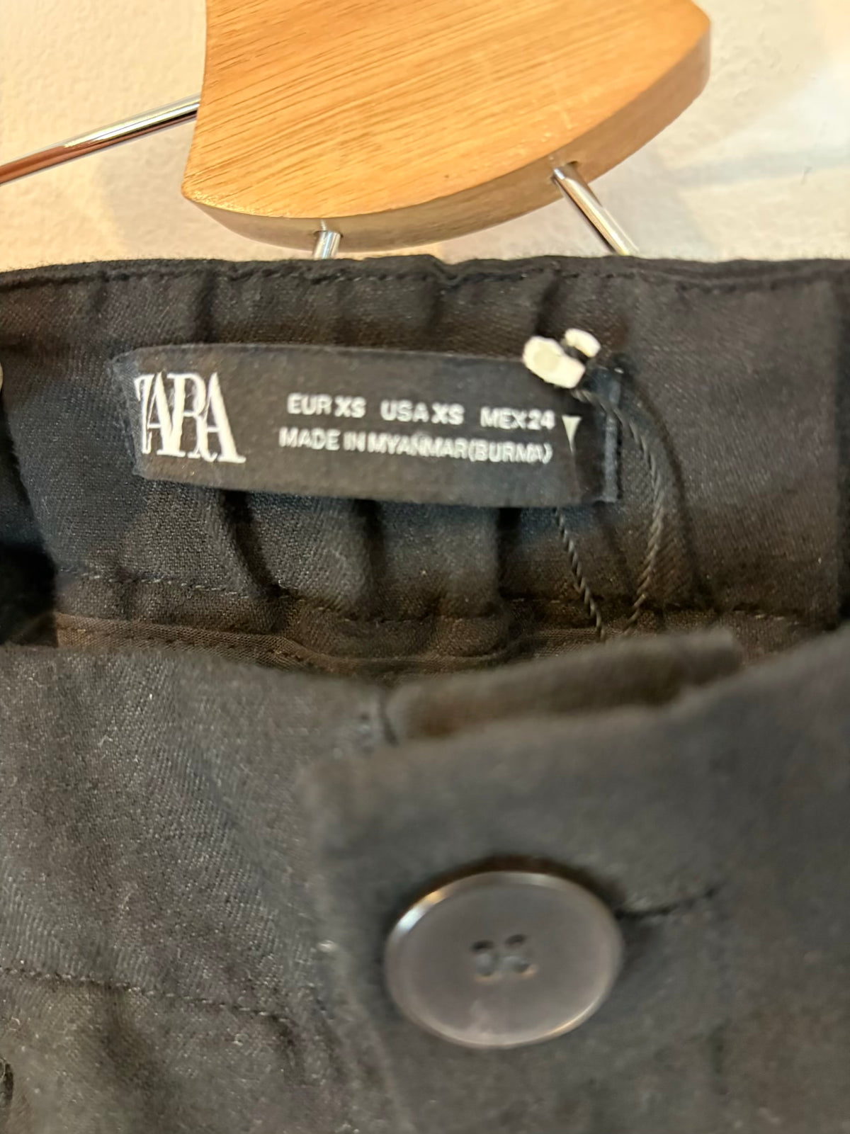 ZARA. Pantalón negro con lino