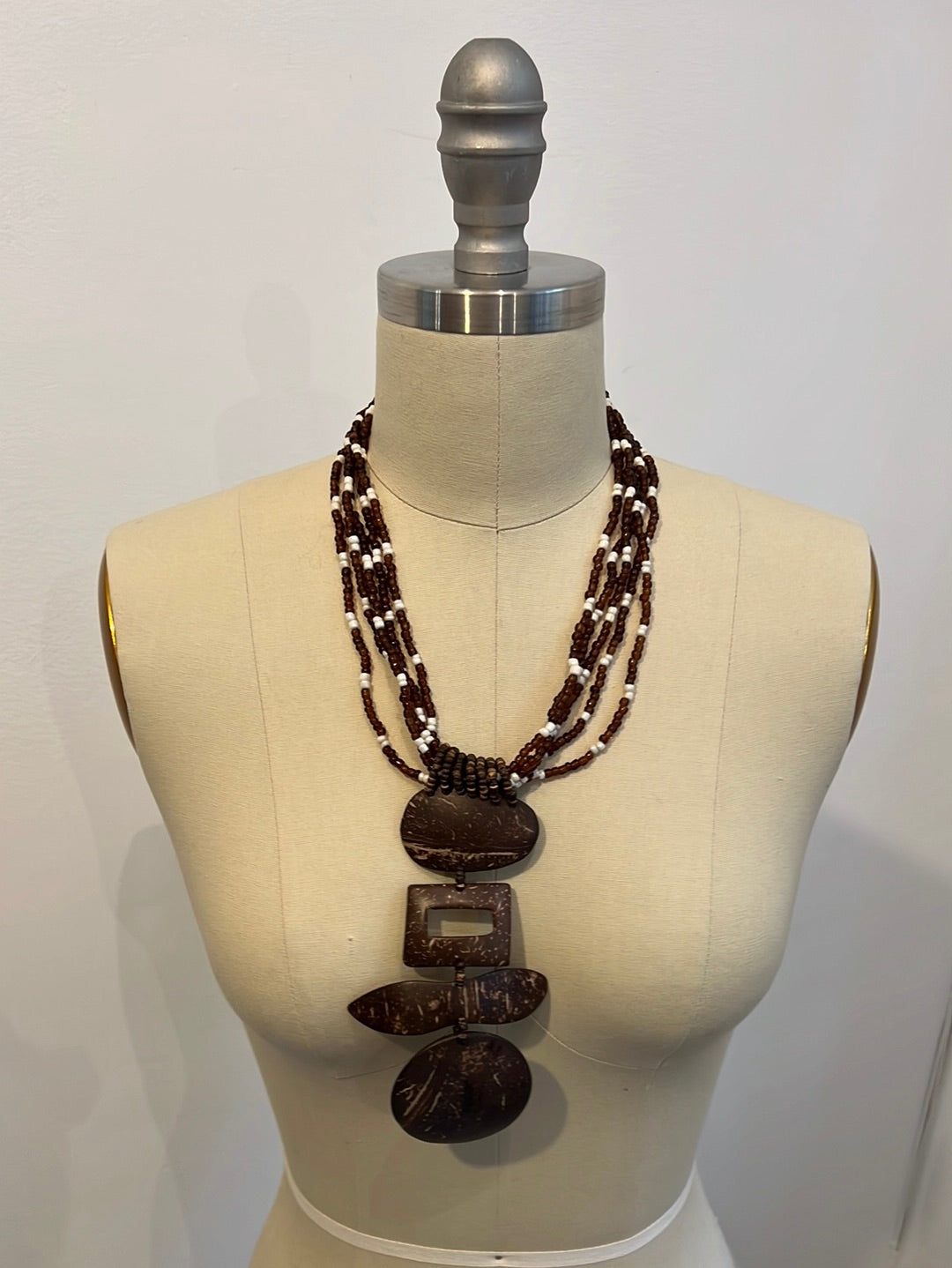 OTHERS. Necklace with coconut details