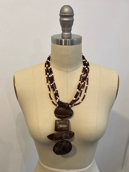 OTHERS. Necklace with coconut details