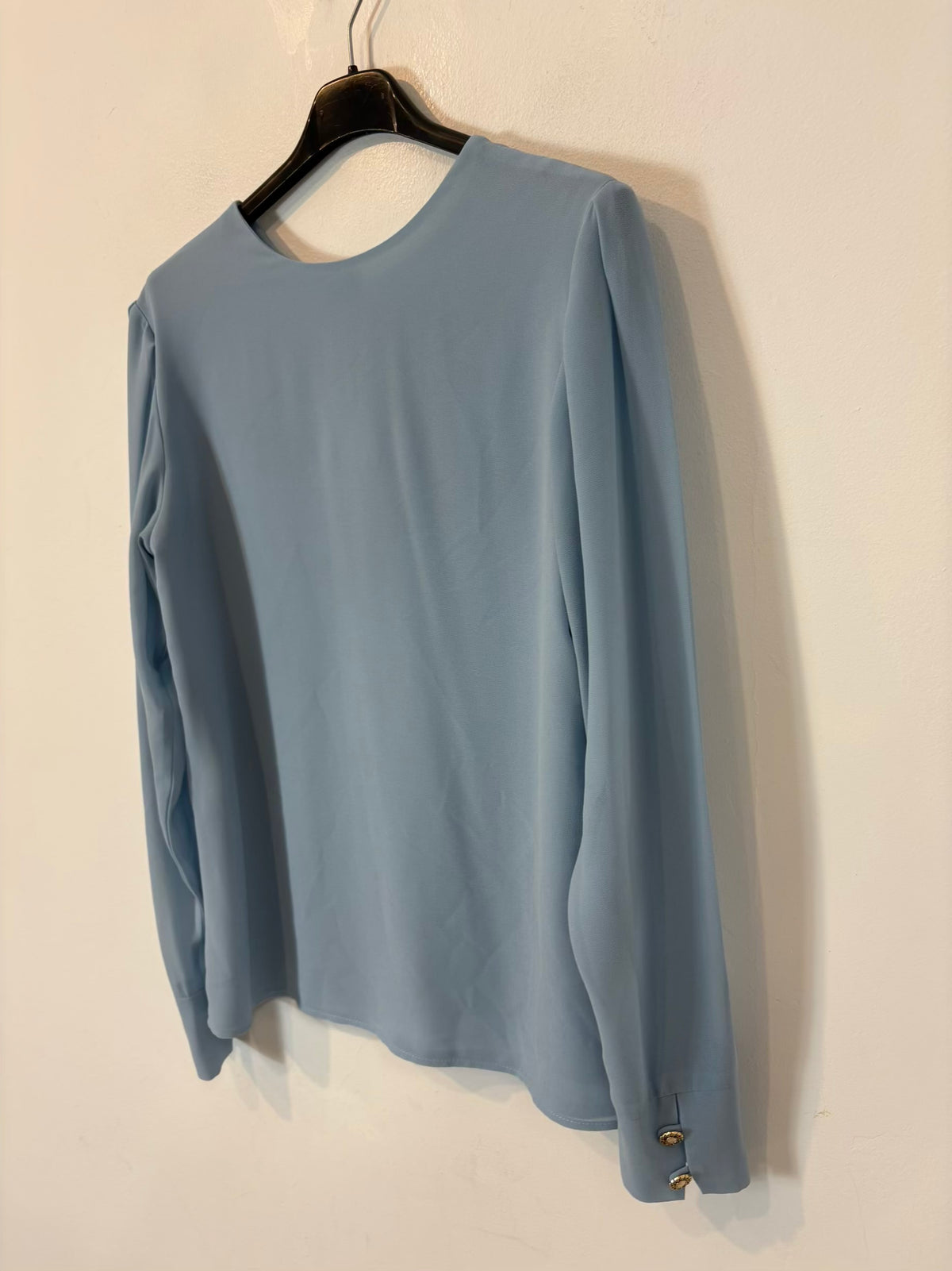 BIMANI. Blusa azul claro espalda abotonada