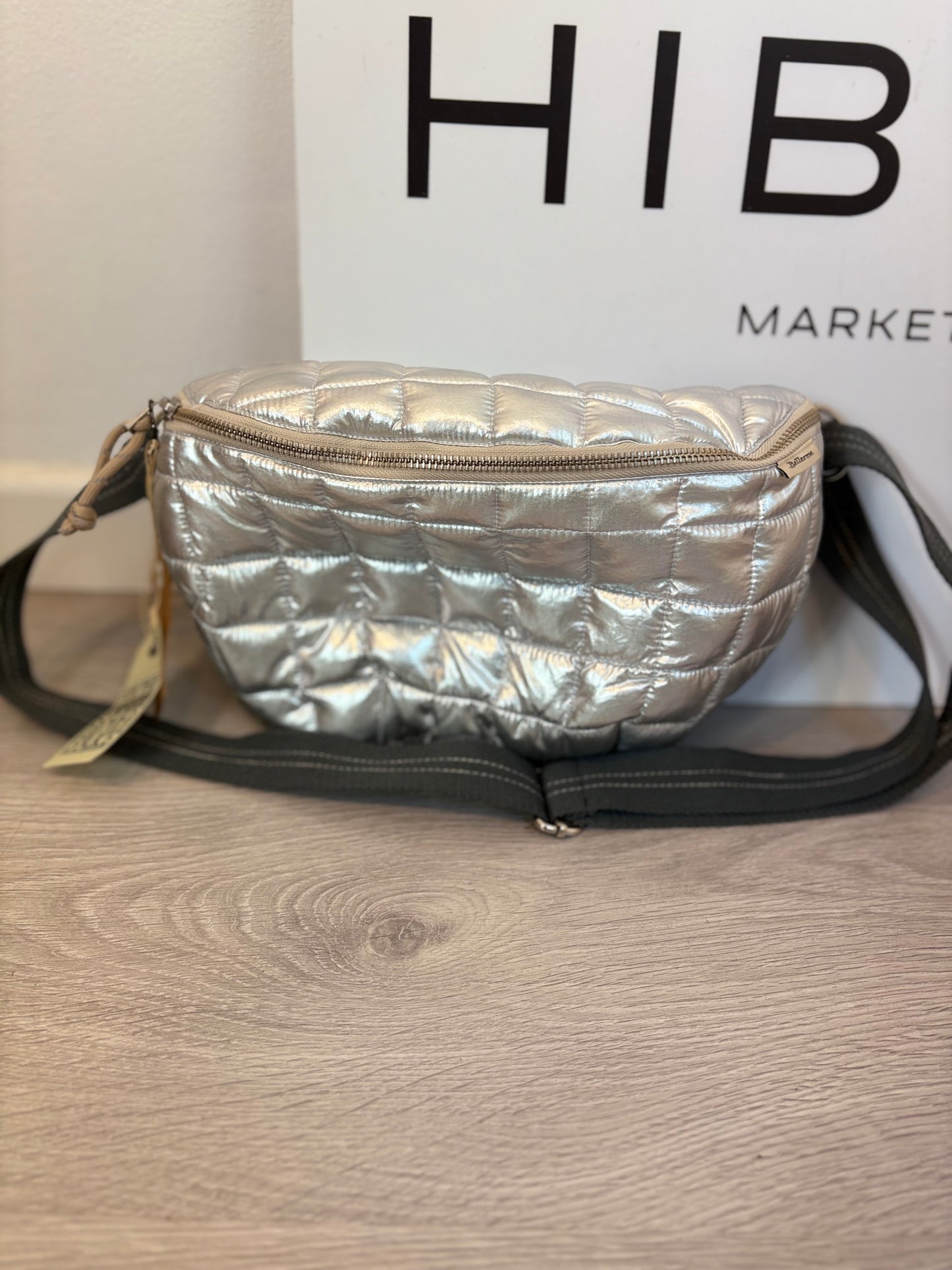 BELLEROSE. Riñonera plateada doble textura