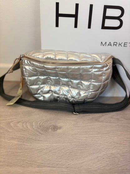 BELLEROSE. Riñonera plateada doble textura