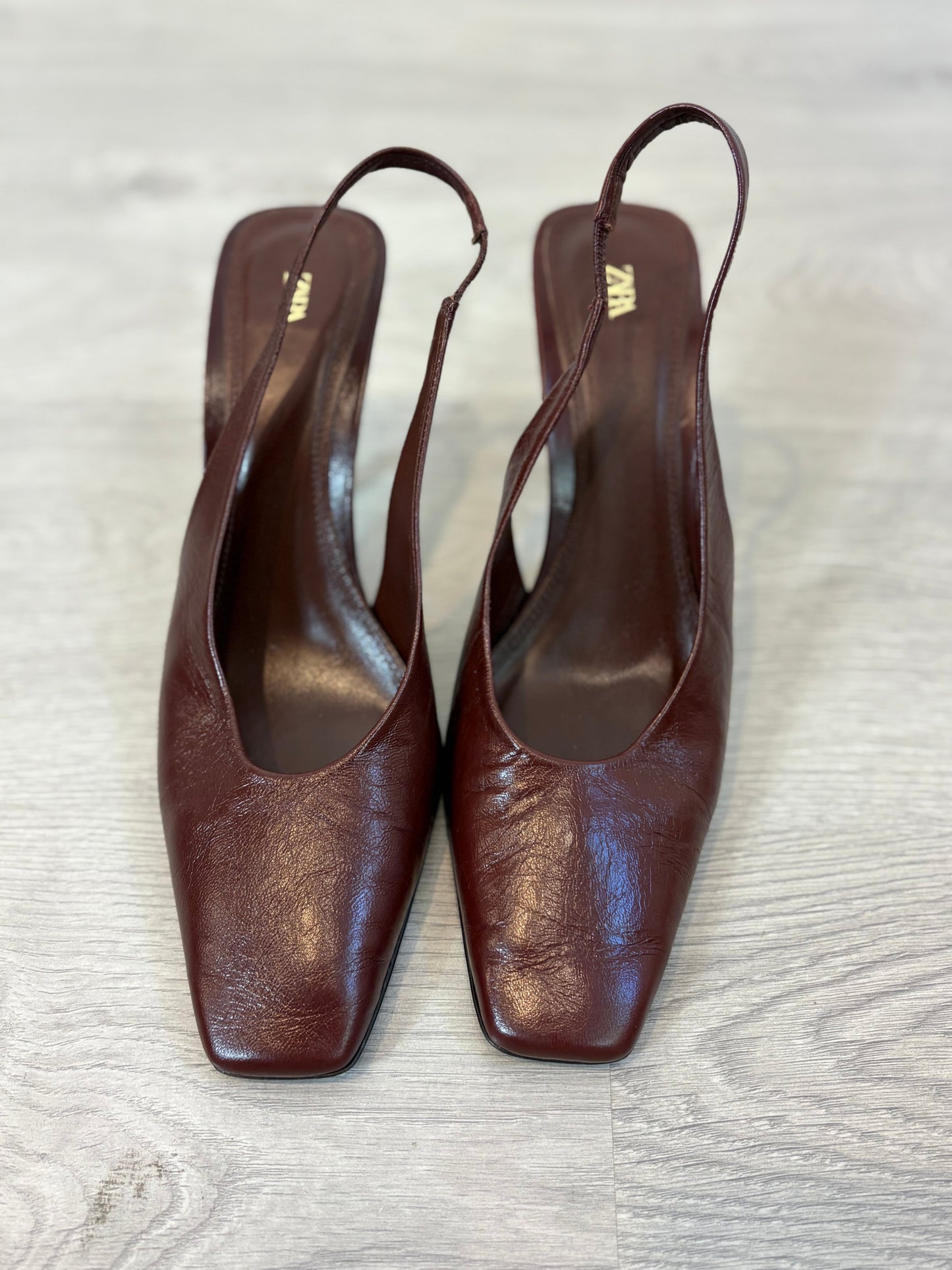 ZARA. Tacones destalonados burdeos. T 40