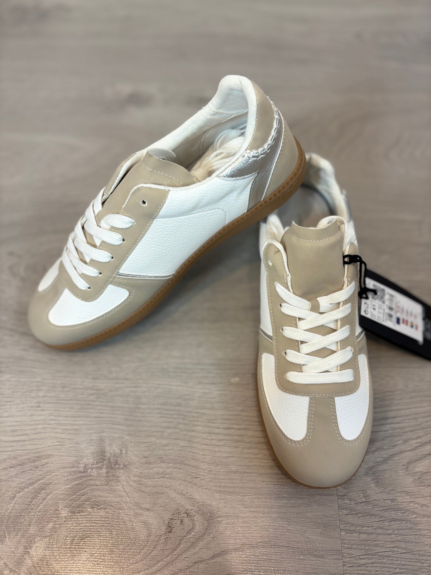 Zapatillas beige y blanca T.41