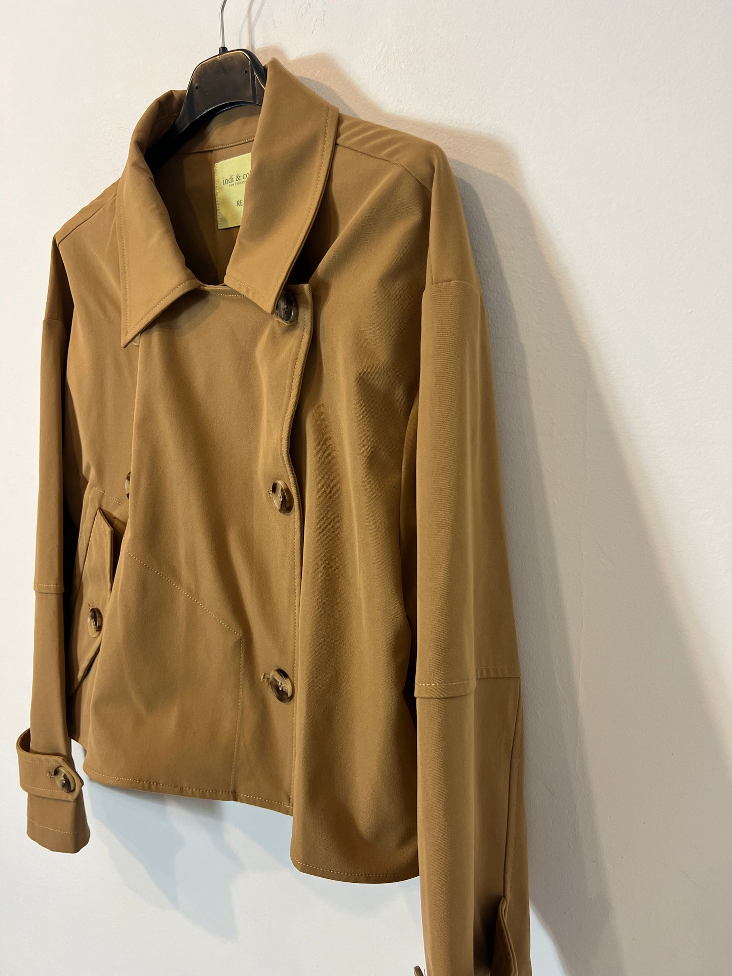 INDI&COLD. Chaqueta camel efecto gabardina. TS/M