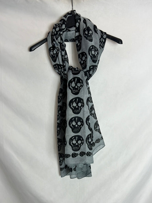 OTRAS. Pañuelo azul grisáceo calaveras.