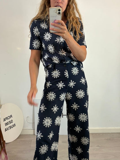 ZARA. Total look azul bordados con lino