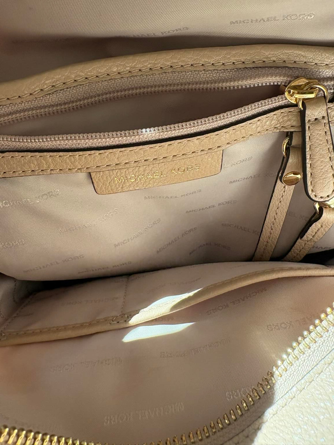 MICHAEL KORS. Mochila mediana piel tachuelas