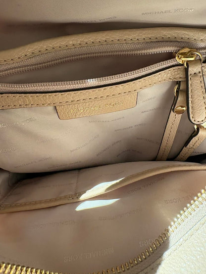 MICHAEL KORS. Mochila mediana piel tachuelas