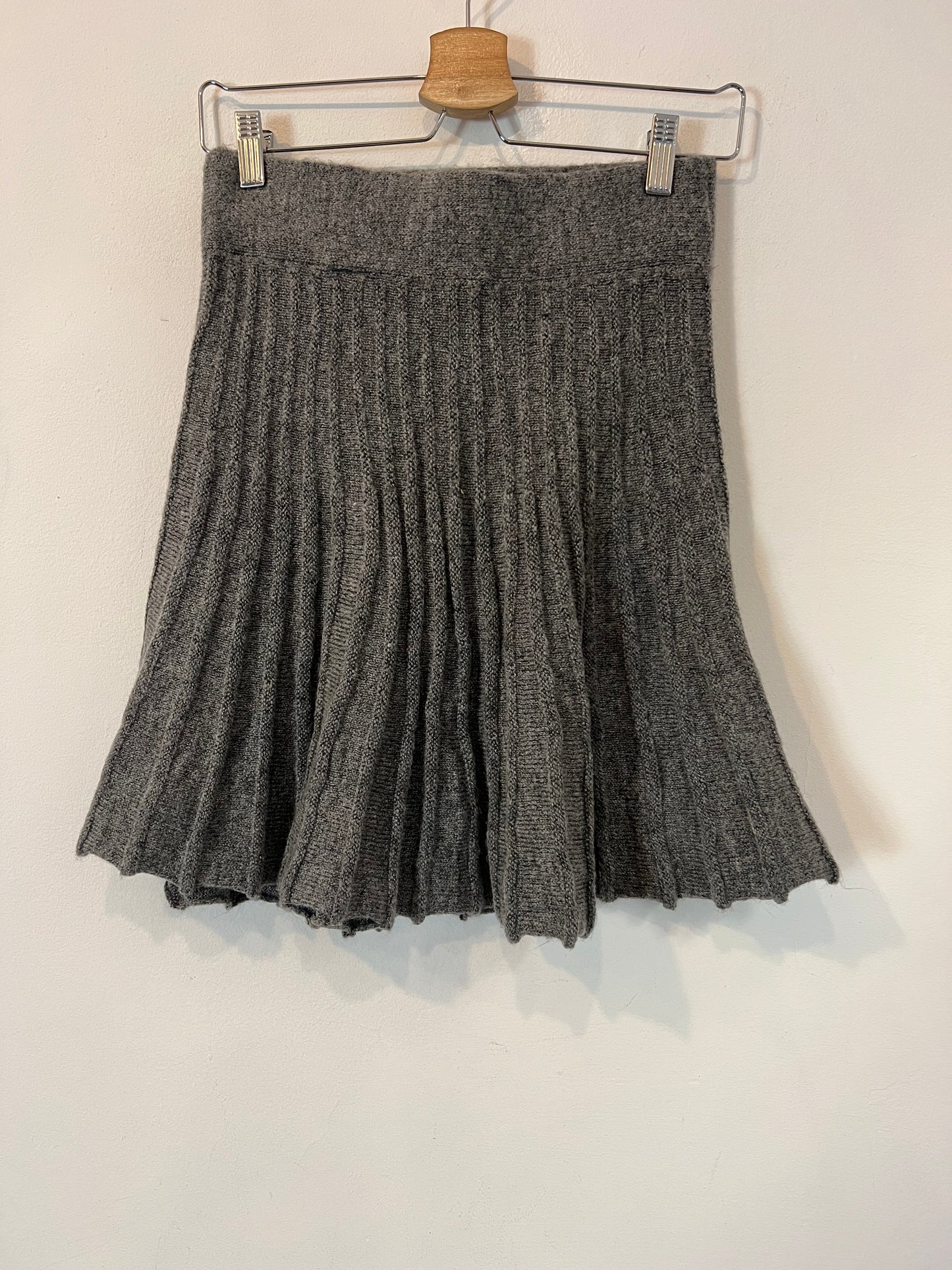 ZARA. Falda gris punto plisada