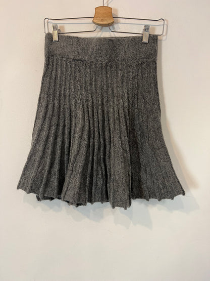 ZARA. Falda gris punto plisada