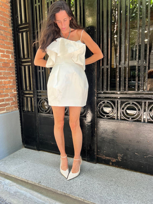 ZARA. Vestido corto blanco volante