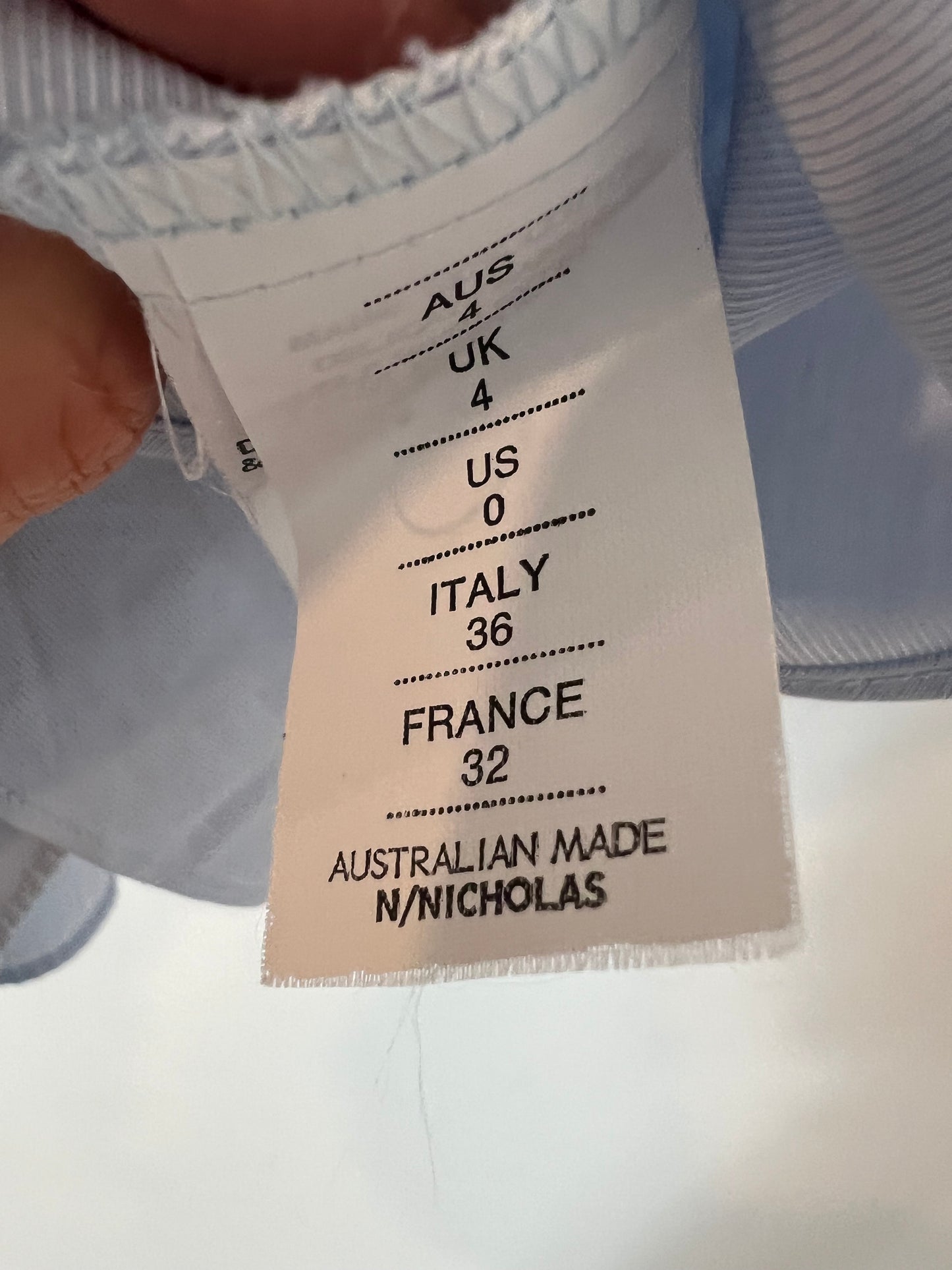 N/NICHOLAS. Blue strapless top with sleeves S.XS