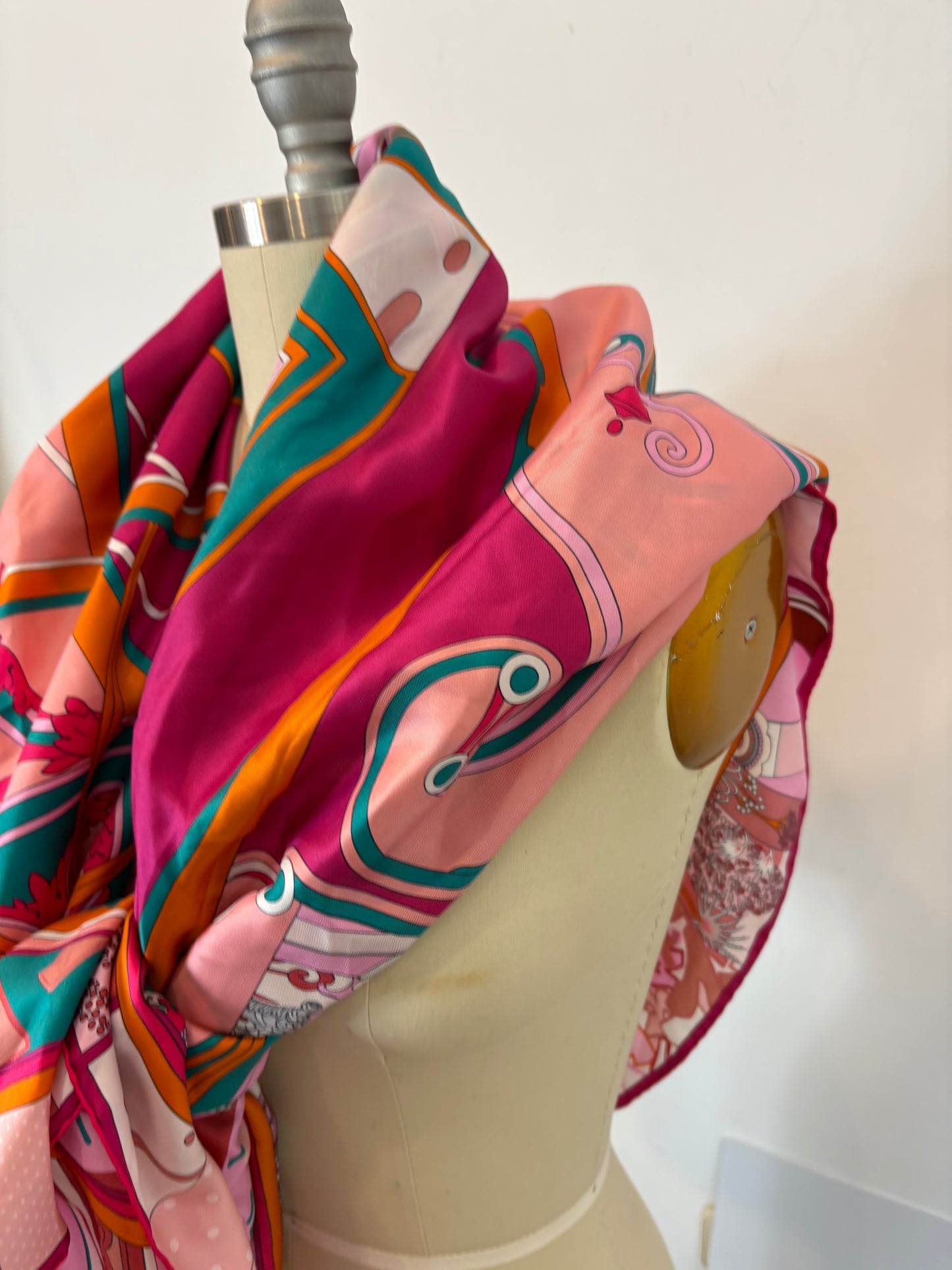 HERMÉS. Pañuelo rosa estampado