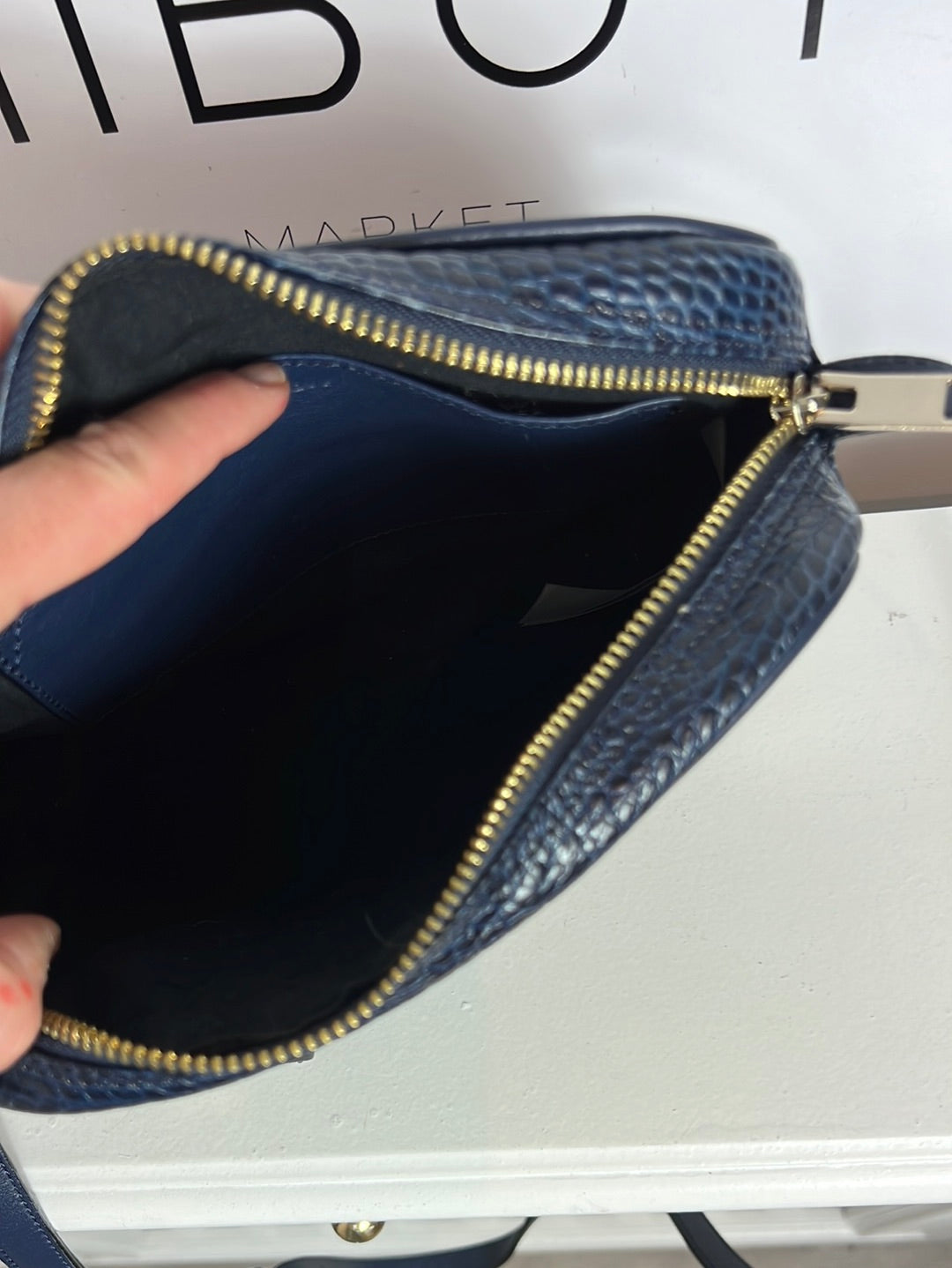 UTERQÜE. Bolso azul piel troquelada