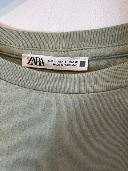 ZARA. Camiseta verde claro hombreras. T L