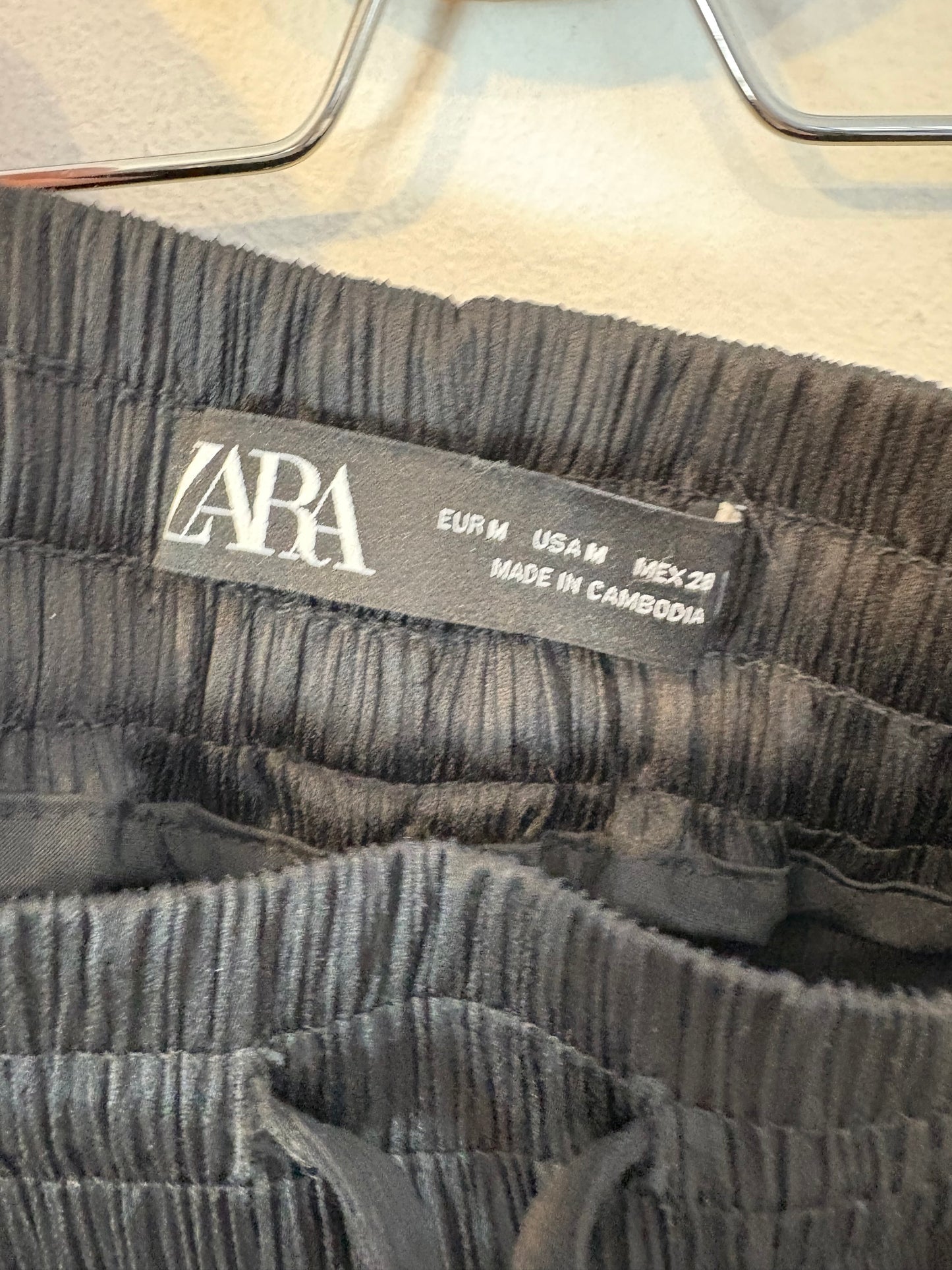 ZARA. Pantalón negro fluido textura