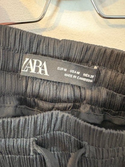 ZARA. Pantalón negro fluido textura