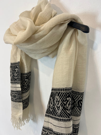 ZARA. Pañuelo beige detalles étnicos