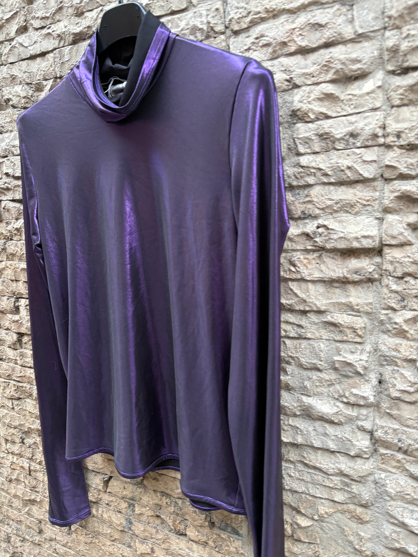 FORTE FORTE. Top morado metalizado