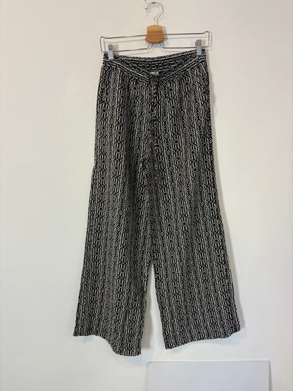 ZARA. Pantalón fluido negro estampado