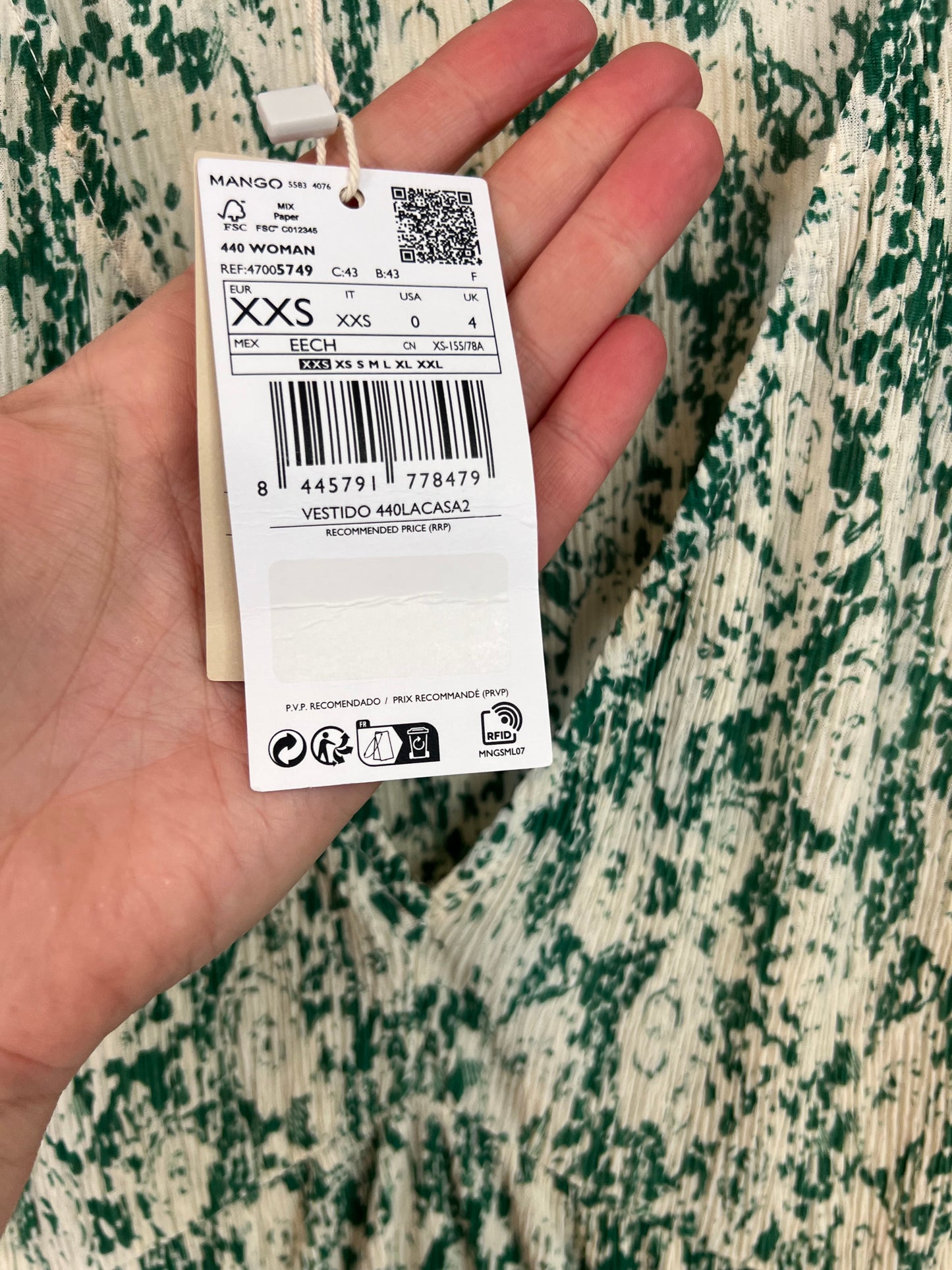 MANGO. Vestido corto plisado tonos verdes. T XXS