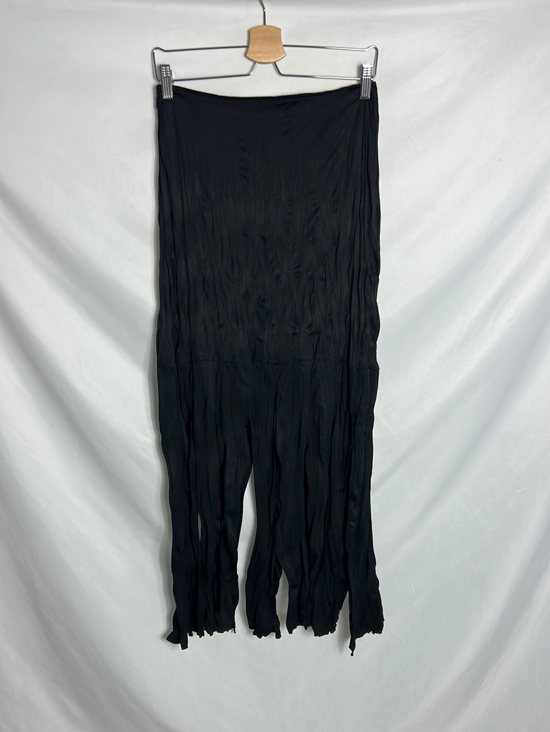 ZARA. Falda midi negra flecos. T M