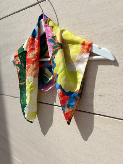 ZARA. Pañuelo cuadrado flores