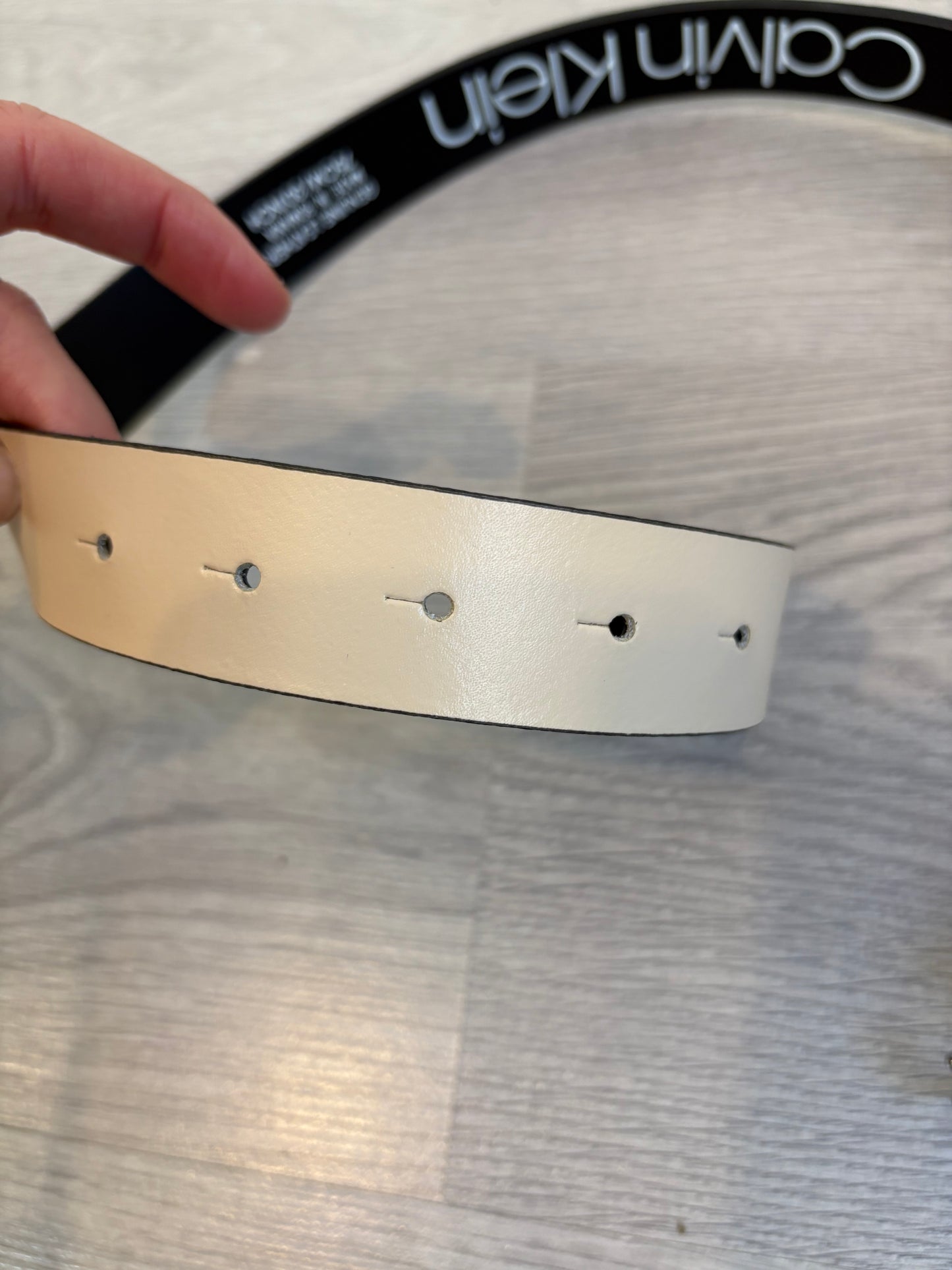 CALVIN KLEIN. Cinturón beige hebilla logo