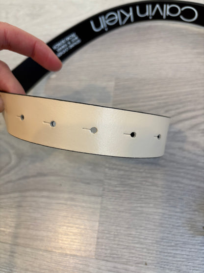 CALVIN KLEIN. Cinturón beige hebilla logo